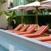 Profiter de l’été indien au bord de la piscine du Hoxton Paris